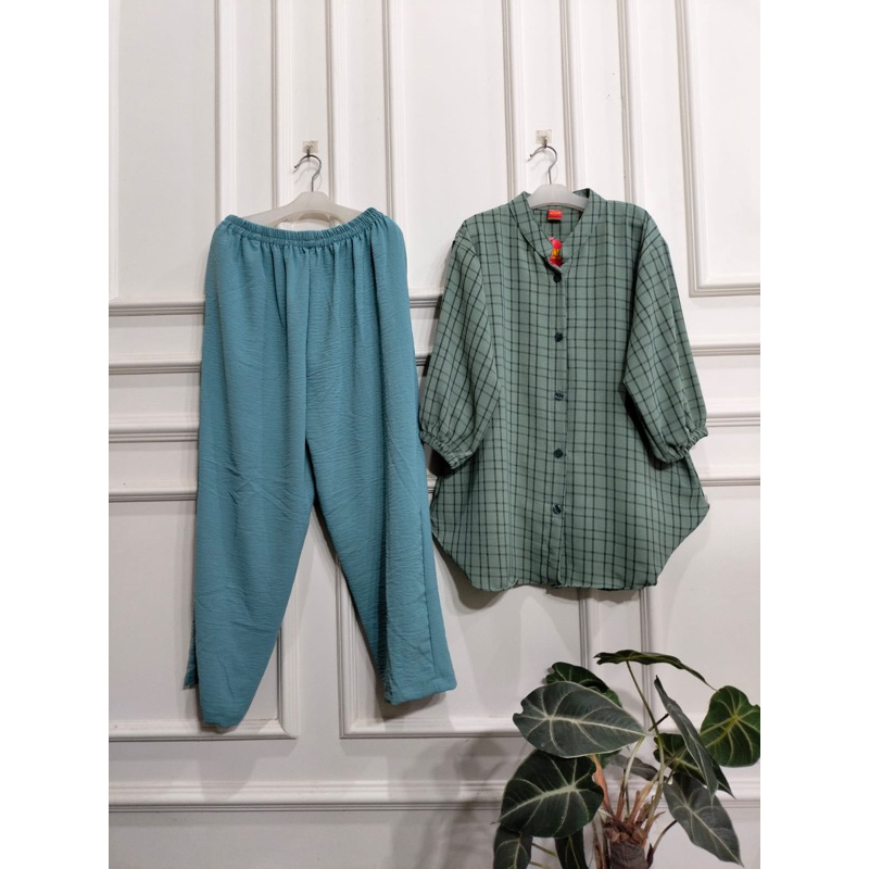 Set Wanita dengan Bahan Airflow Crinkle Motif Kotak Besar
