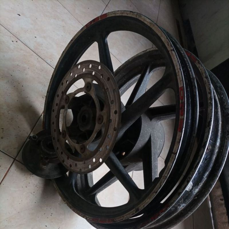 velg pulsar 135