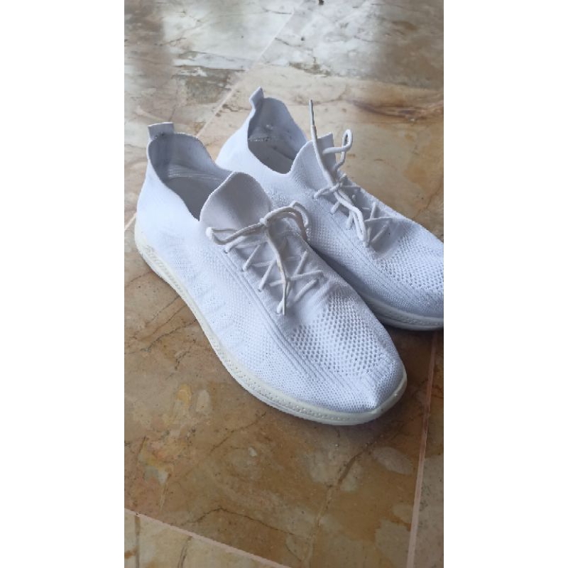 PRELOVED SEPATU PUTIH