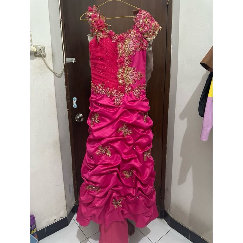 Gaun pesta pink fanta ekor