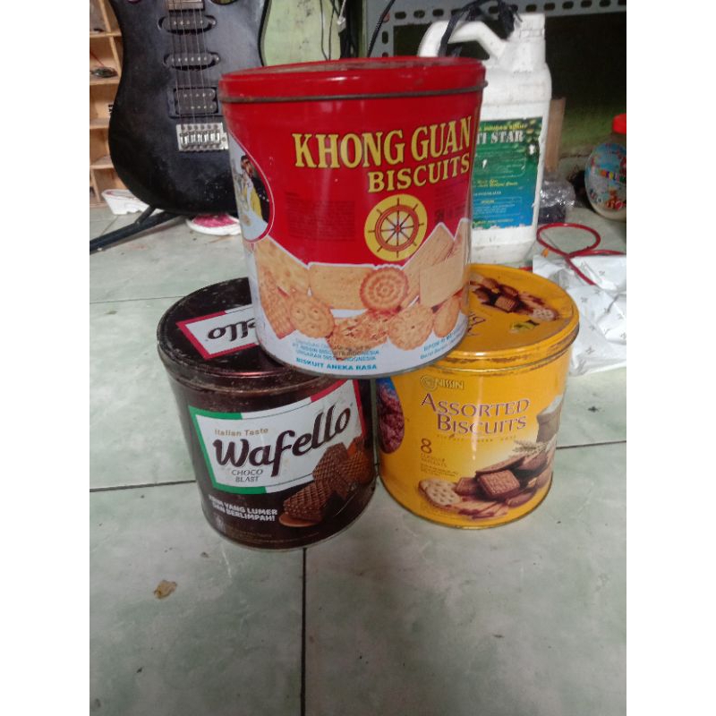 

kaleng bekas biskuit