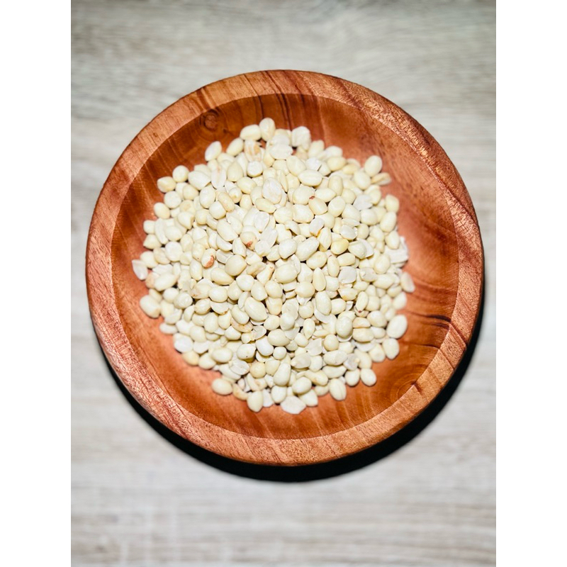 

kacang kupas / kacang tanah putih / kacang tojin mentah 1.000gr