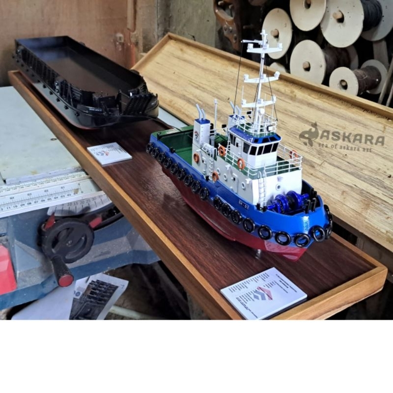 Miniatur Kapal Tugboat dan Tongkang 1 set
