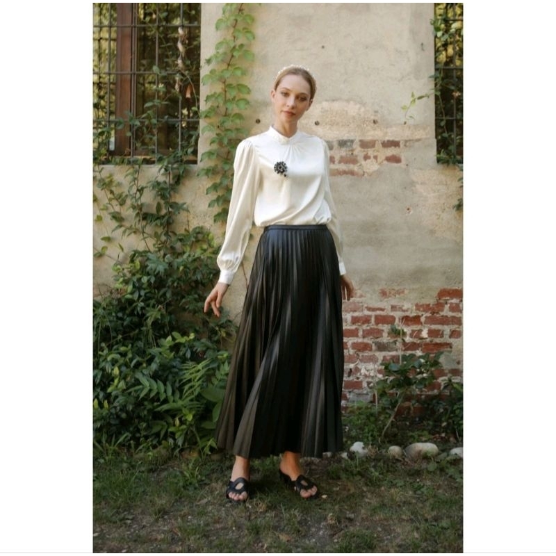 WEARING KLAMBY ZEA STRIPES SHIRT/ LALUNA MIDI/ AUDREY/ ABBEY DRESS/ VICTORIA SET/ STELLA BROOCH/ SOP