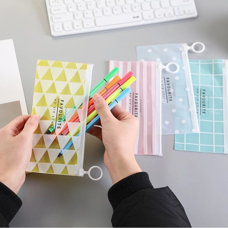 

Tempat pensil pulpen transparan ziplock karakter serbaguna pouch zip lock penyimpananBahan : PVCUkuran : 19 x 9.5 CmSpesifikasi :Tidak hanya untuk tempat pensil tetapi alat-alat kosmetik atau pun barang-barang yang berukuran