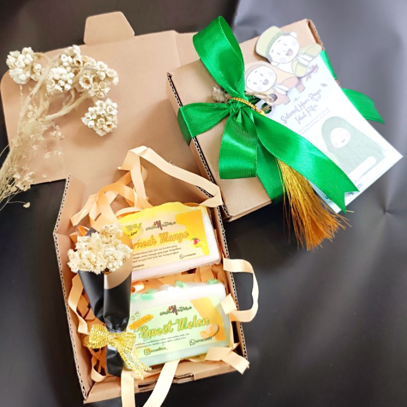 

HAMPERS MURAH IDUL FITRI berisi sabun alami dan mini flowers bucket