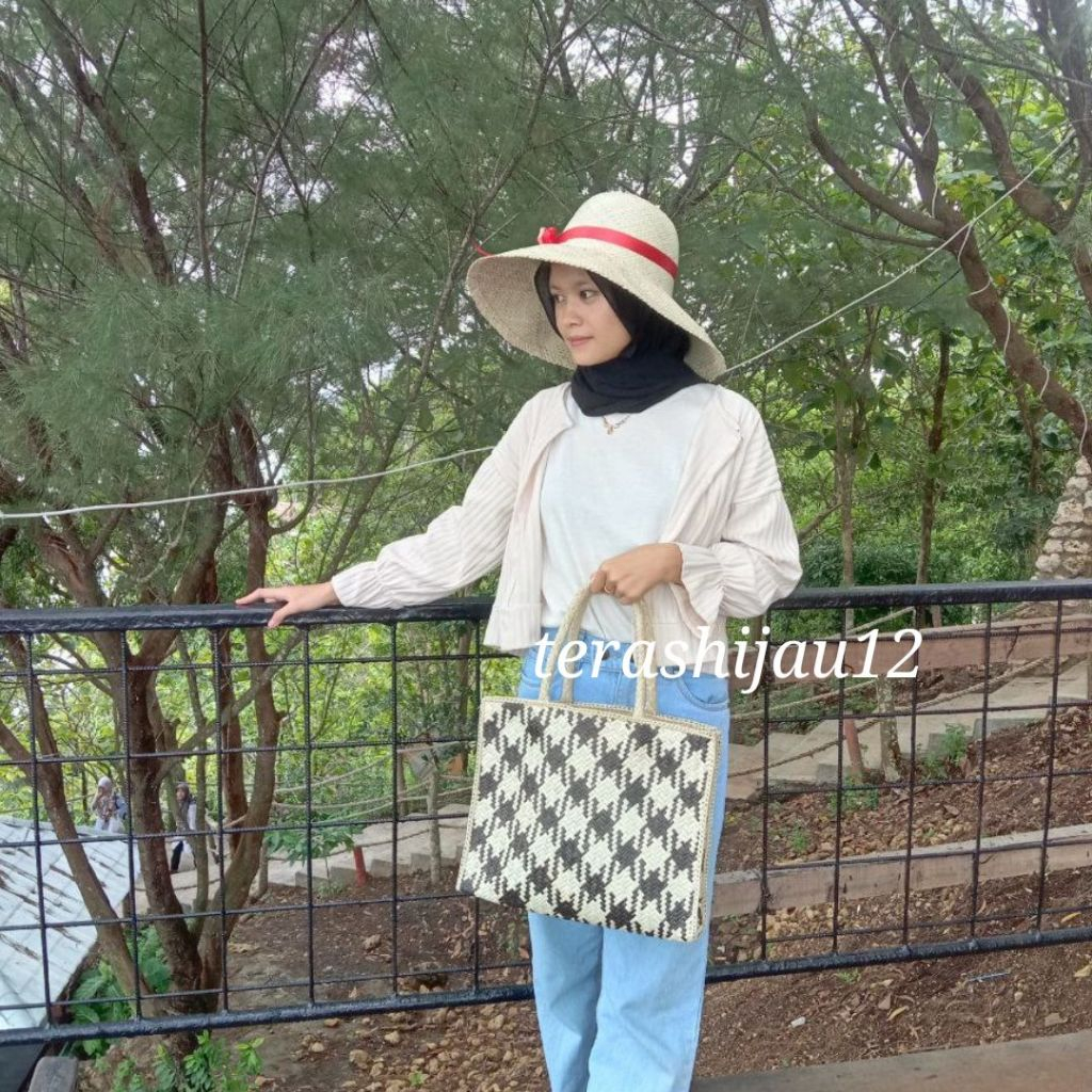 Topi pantai dewasa perempuan / topi nelayan anyaman / topi pandan anyaman