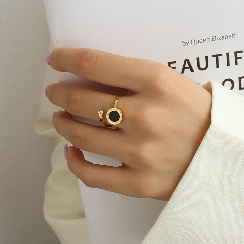 Cincin Titanium Wanita Bulat Hitam Romawi Fashion Wanita Korea Kekinian Anti Karat & Tidak Luntur