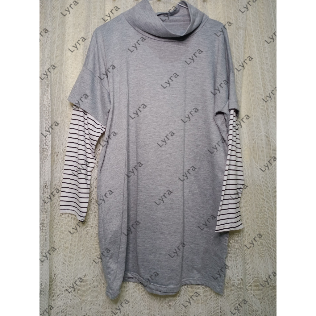 [Preloved] Sweater Kaos Kerah Tinggi Lengan Panjang Polos Abu-abu Lengan Lurik Belang Hitam Putih Wa