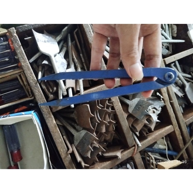 

jangka besi biru tebal persegi