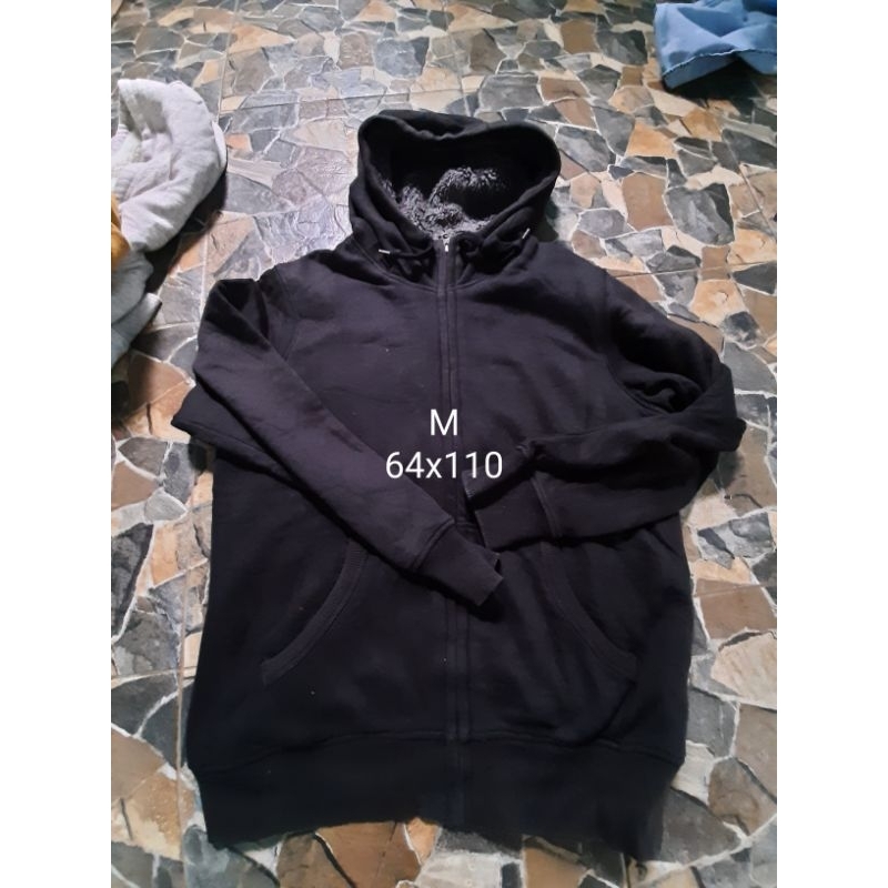 uniqlo sherpa hitam