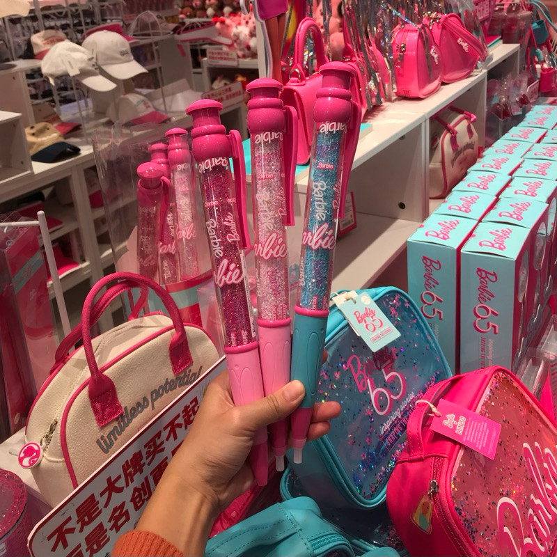 

[PO CHINA] MINISO X BARBIE SPECIAL 65TH ANNIVERSARY - PENSIL JUMBO / JUMBO PEN MINISO BARBIE PO IMPORT