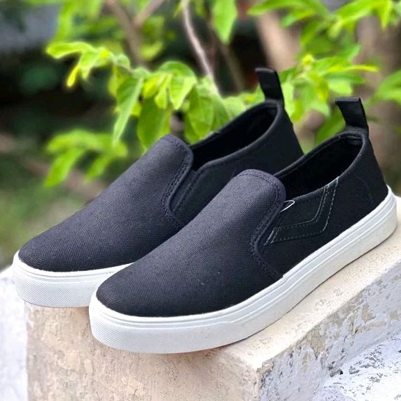 Sneakers Slip on hitam putih