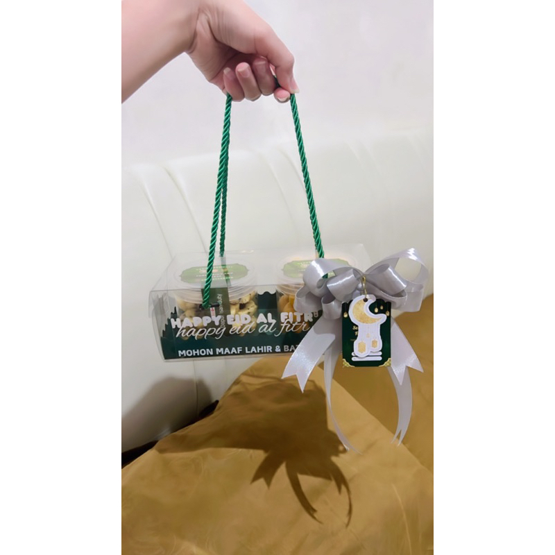 

hampers isi dua toples kue premium