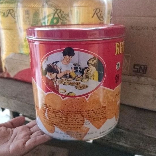 

Khong Guan Biskuit Kaleng merah bulat 650 gr Camilan Biscuit Cookies Food
