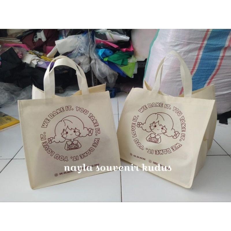 

tas souvenir promosi toko/tas hantaran sablon custom/tas berkat muat dus 25x25 cm