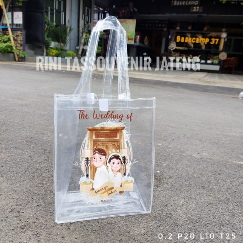 

Tas Souvenir Mika 0,2 Sablon UV Tas Mika Souvenir Pernikahan