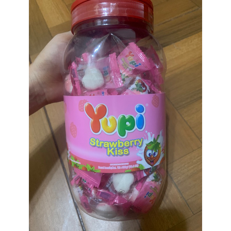 

Yupi strawberry kis Toples