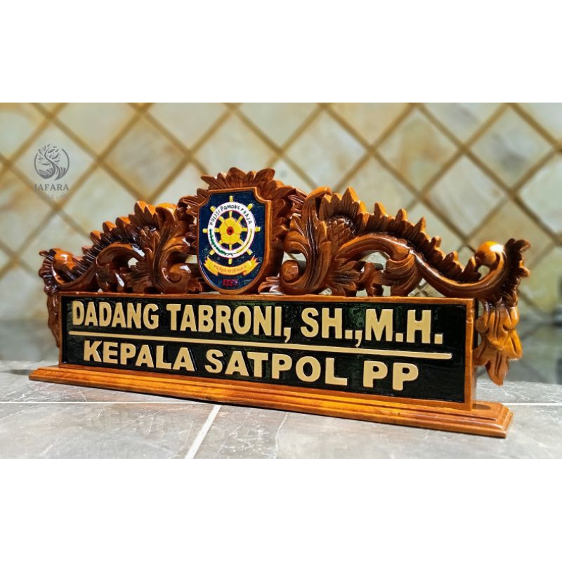 

Papan Nama Meja Kantor Ukir Kayu Jati Custom Logo Satpol PP