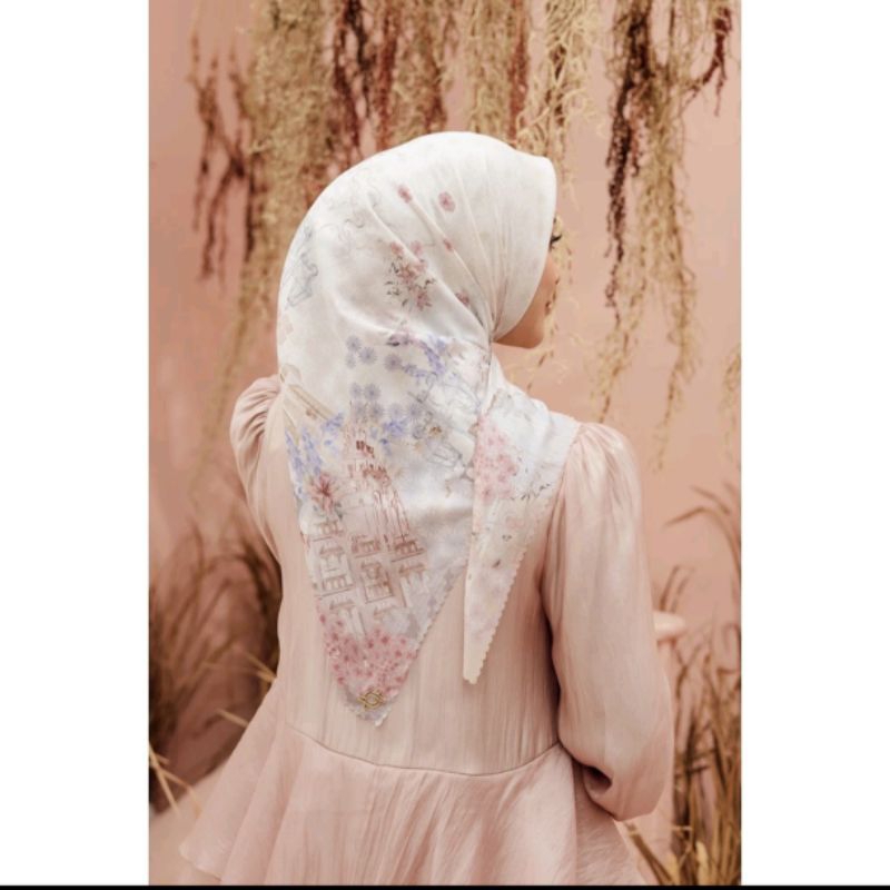 Wishper white Seville scarf wearing klamby (Preloved)