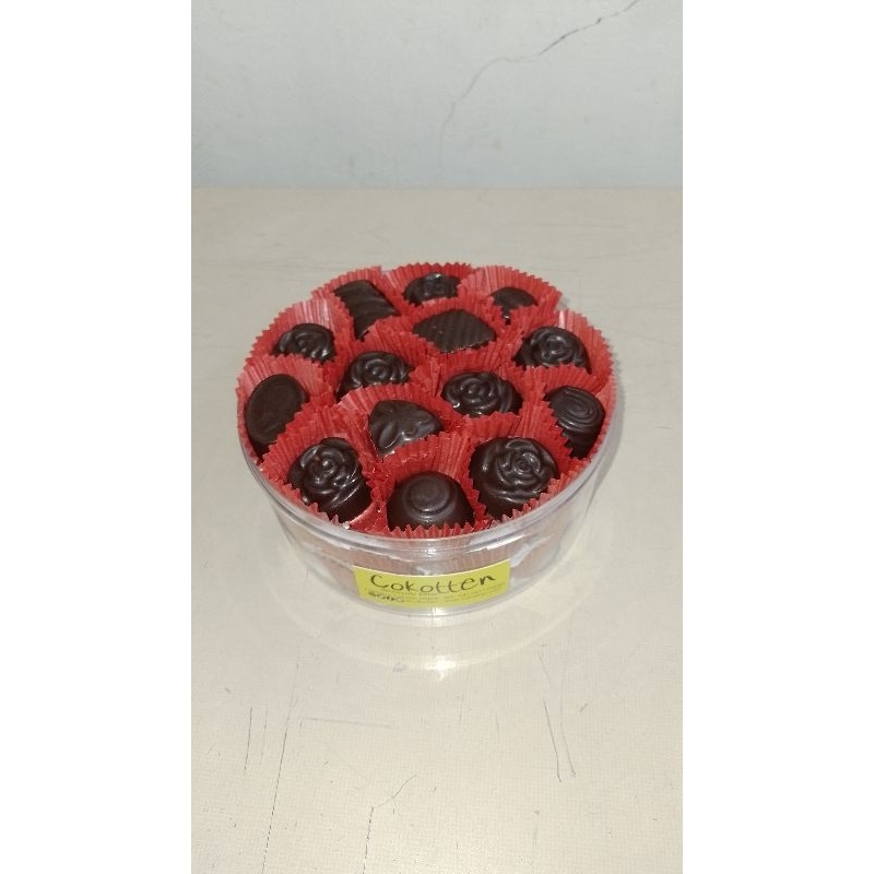

Cokelat Praline tanpa isian dalam toples 500 gram.