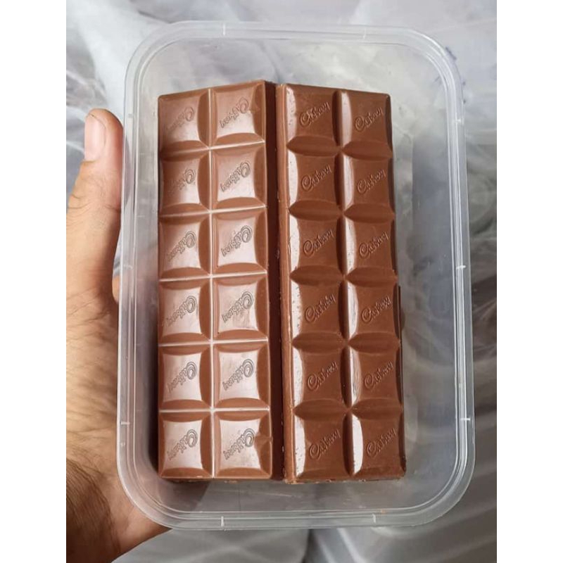 

cokelat cadburry box isi 500gr