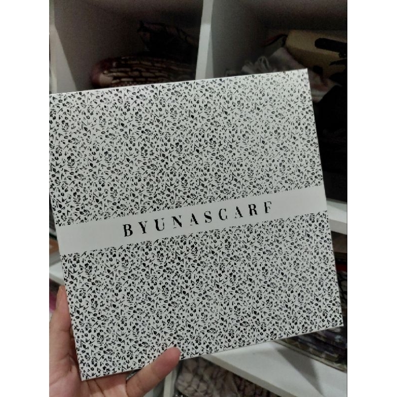 

SIGNATURE BOX BYUNASCARF