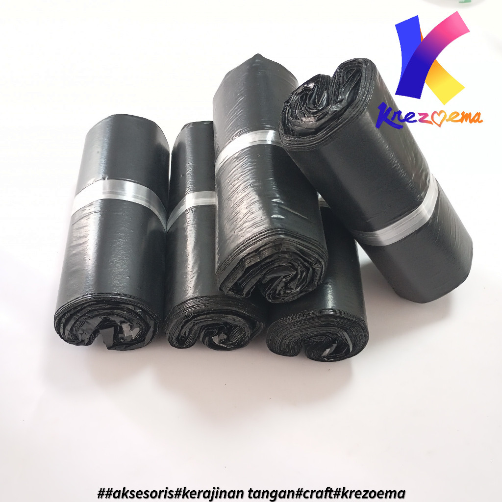 

PLASTIK PACKING /PLASTIK POLYMAILER UKURAN 15X25cm & 17X30cm WARNA HITAM ISI 100pcs