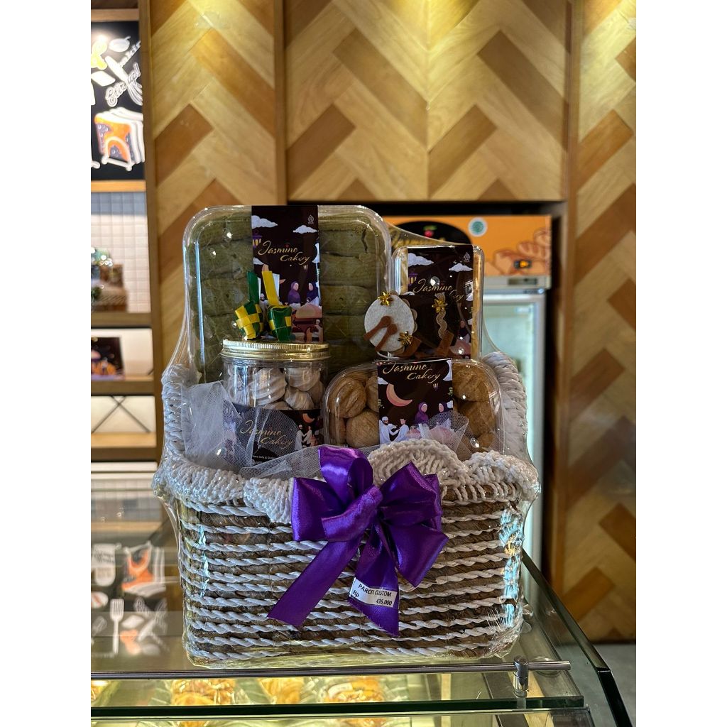 

Parcel Lebaran Idul Fitri 2024 Custom / Gift Box / Hampers Paket Oleh-Oleh