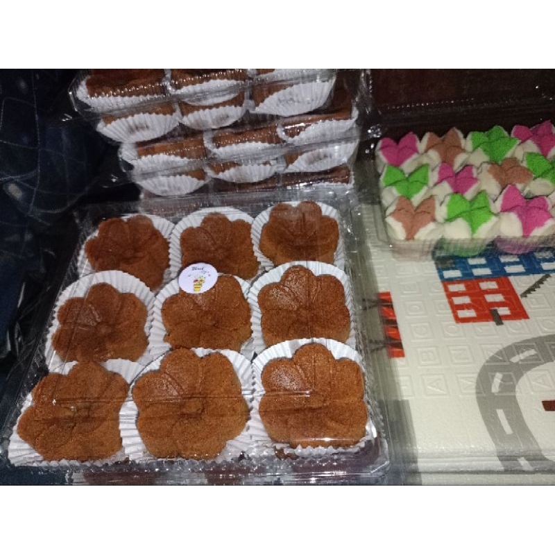 

bolu kukus ( ori isi 12 pcs) karamel ( isi 18 pcs)