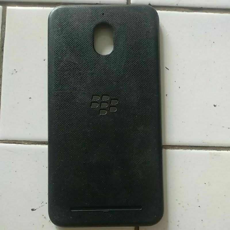 Backdoor Bekas Blackberry Aurora, minus tombol dan retak seperti di foto