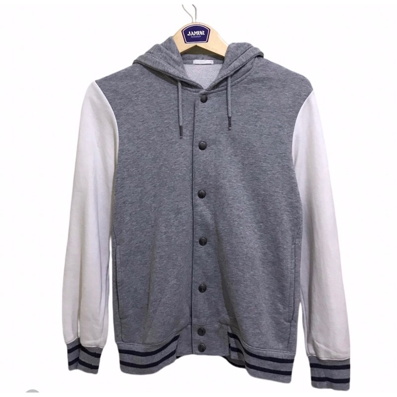 JAKET HOODIE VARSITY BY GU