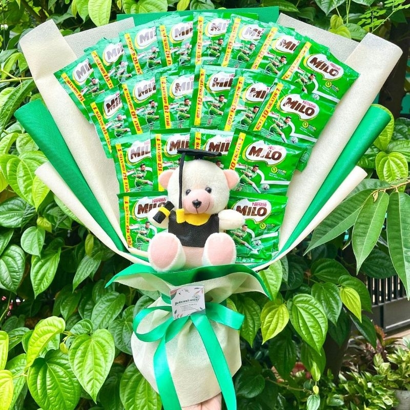 

BUKET MILO 20 BONEKA WISUDA BIG HADIAH WISUDA ULTAH ANNIVERSARY