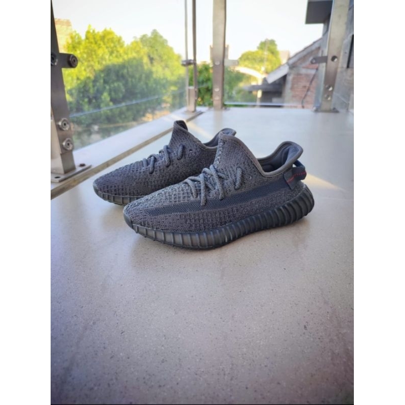 Yeezy 350 full black reflektif hitam (size.37)