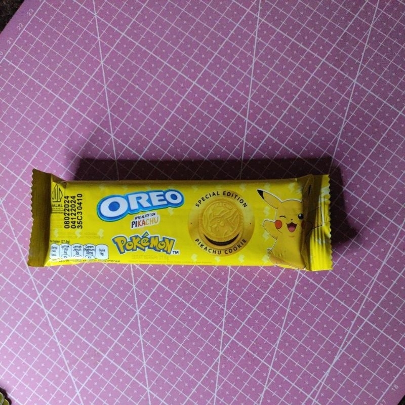 

oreo special edition pokemon - pikachu cookie - only oreo without card / hanya oreo saja tanpa kartu