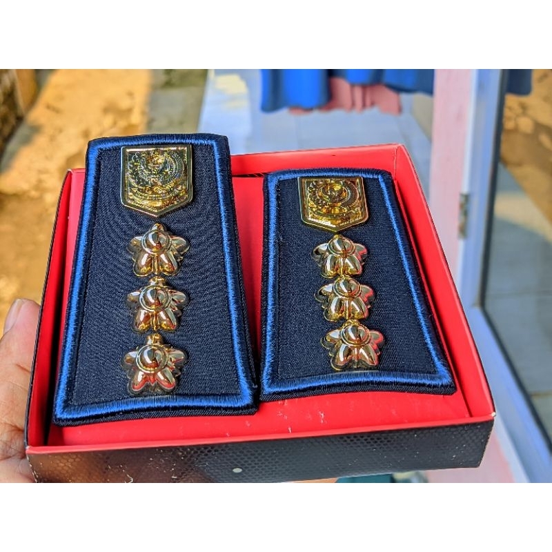 Tanda Pangkat Camat dan topi