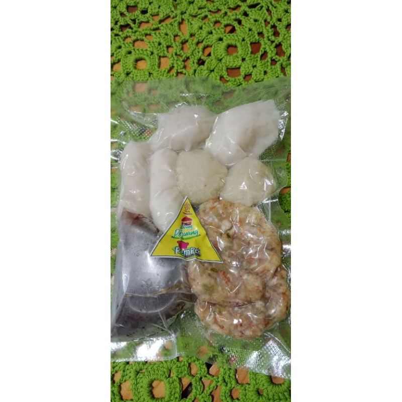 

Pempek kumplit istimewa