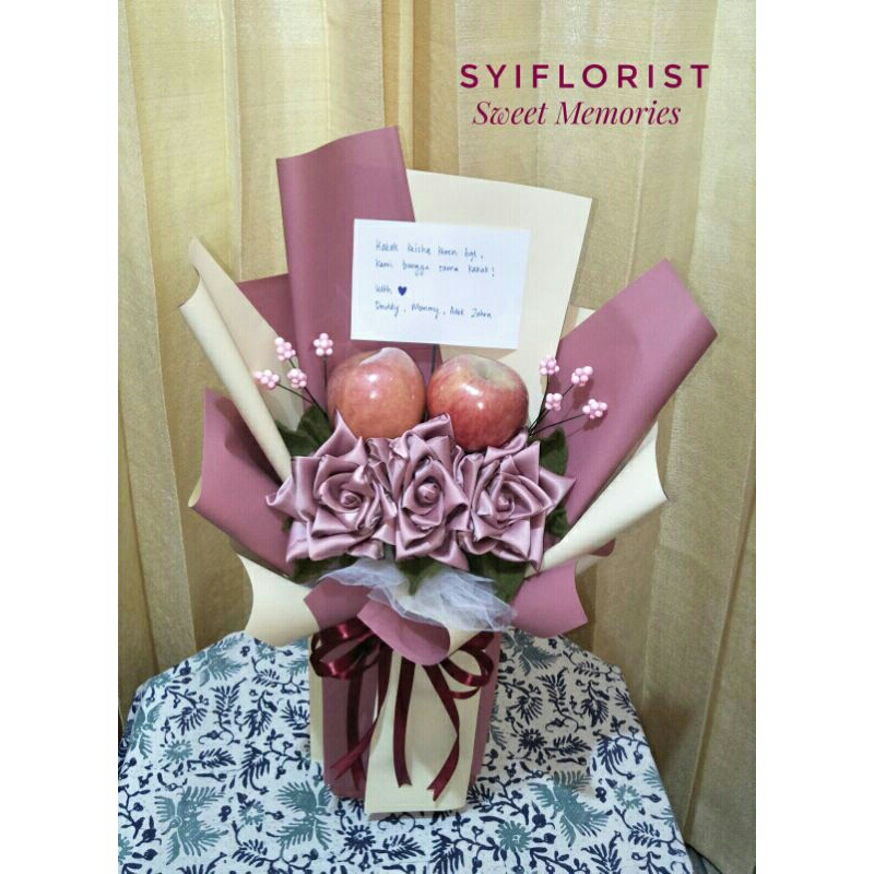 BUKET BUNGA SATIN + 2 BUAH APEL (FREE KARTU UCAPAN) UNTUK HADIAH ULTAH, WISUDA ANAK, DLL