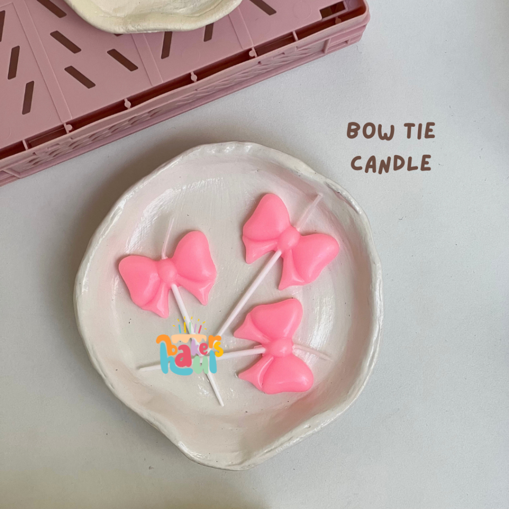 

Bow Tie Candle / Lilin Pita / Pink Bow Tie Candle / Lilin Bentuk Pita Merah Muda / Lilin Pita Ping / Korean Candles / Lilin Ulang Tahun / Lilin Pita Korea / Bahan Baking / Bahan Dekorasi Kue