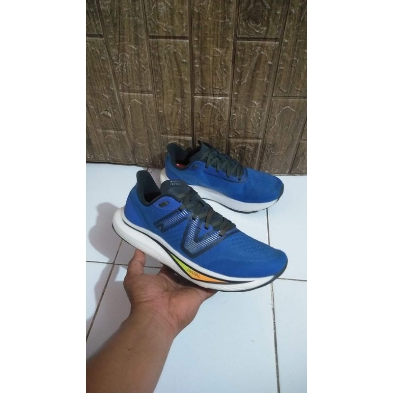 Sepatu Running New Balance Fuelcell Rebel V3 size 42 kondisi second mulus