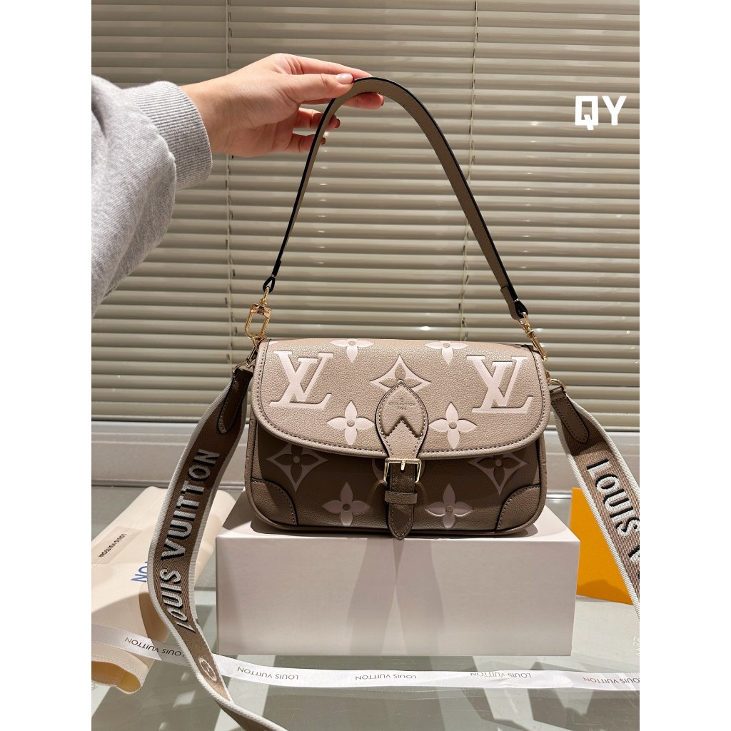 Lv Diane cowhide armpit baguette bag