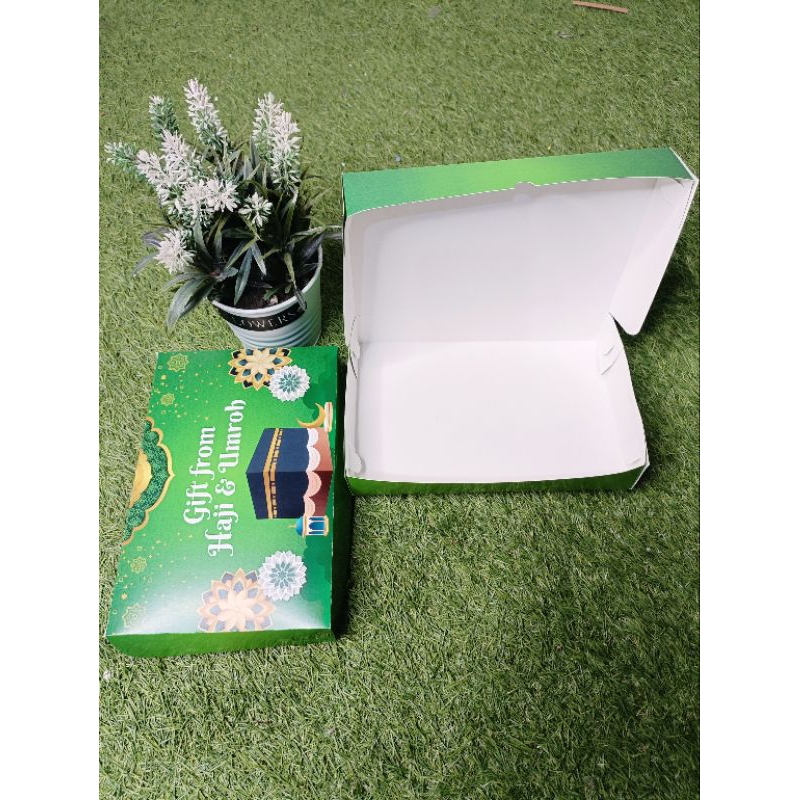 

KARDUS BOX HAMPERS OLEH OLEH HAJI UKURAN 22 X 15 X 7 CM