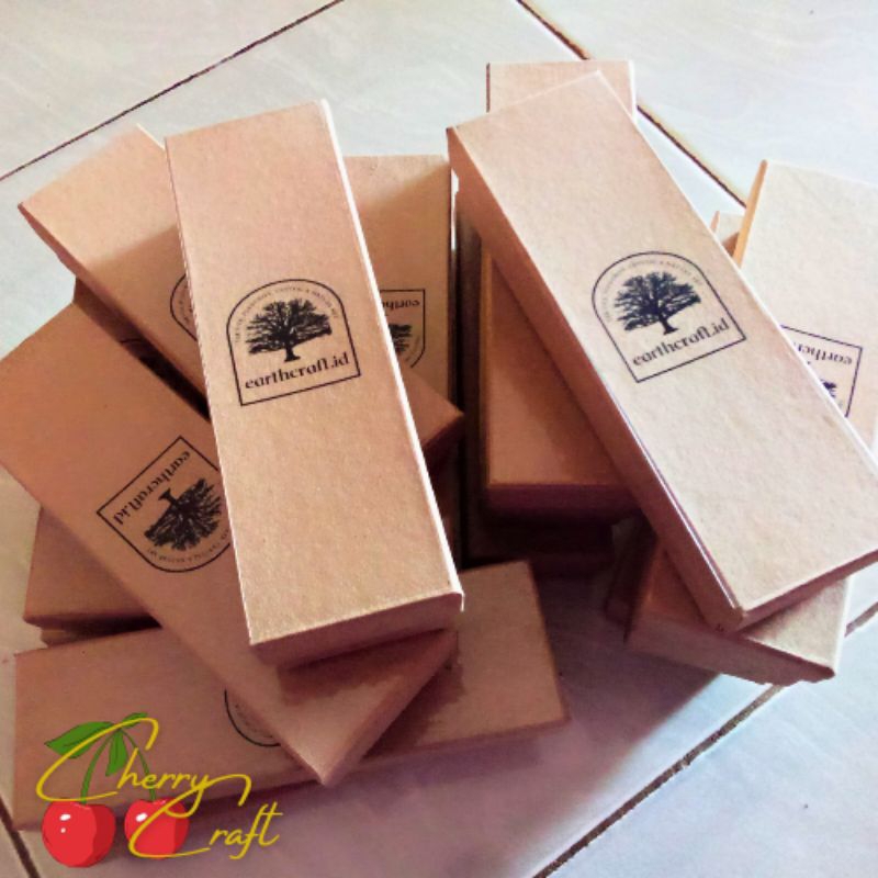 

Box size 20x5x3 cm warna natural brown cover luar dan logo transparan