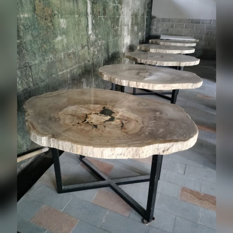 Meja Bulat Batu Fosil Kayu Natural Kaki Besi