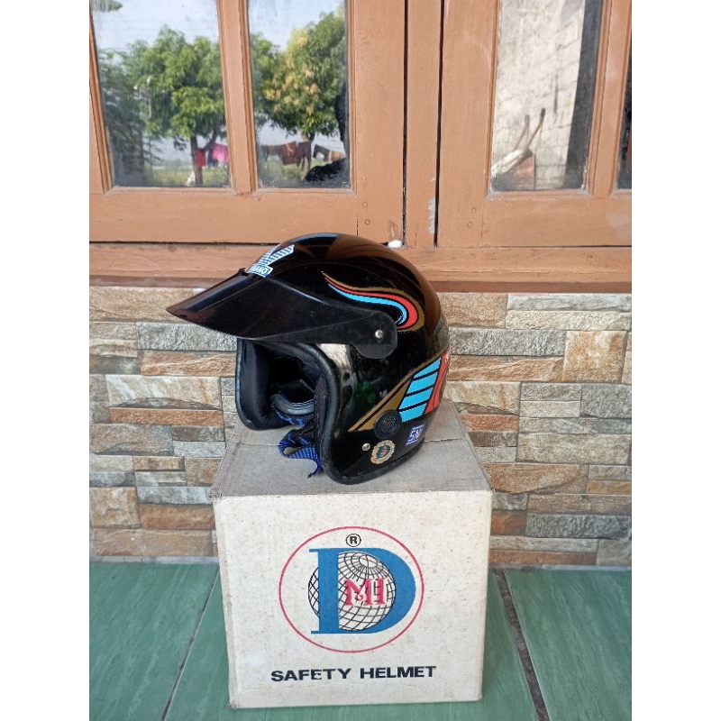 Helm vigano hitam nos