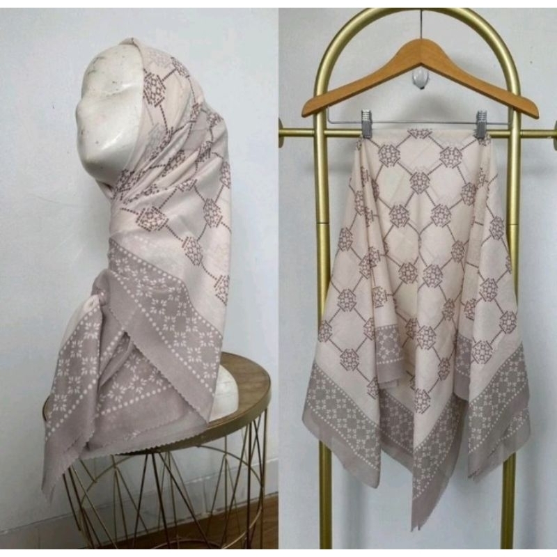 HIJAB SEGI EMPAT VOAL MOTIF LUNN PUTIH TULANG