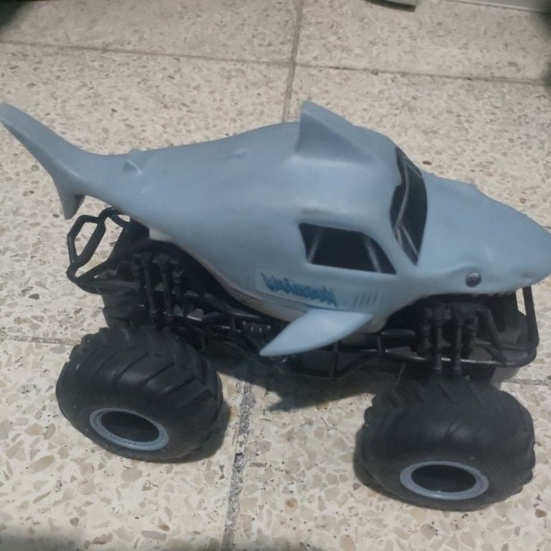 mobilan monster truck hiu spin master