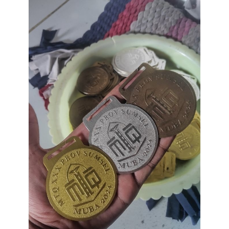 medali emas, perak, perunggu