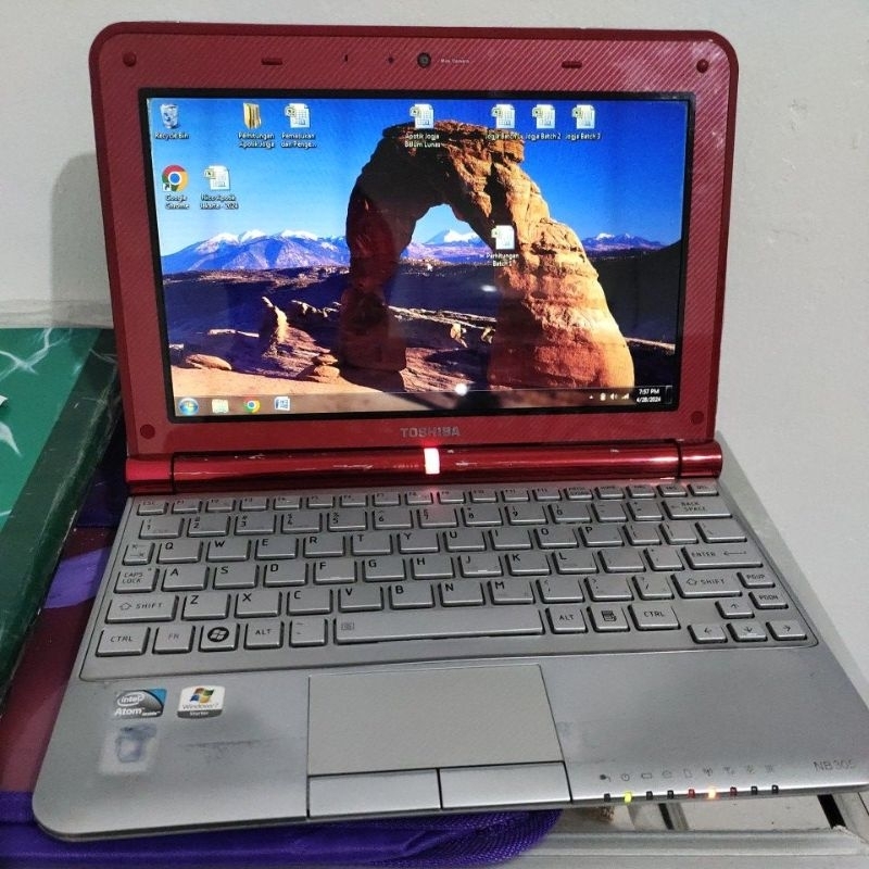 Laptop Kecil Kondisi Istimewa 100% Normal. Baterai drop. Toshiba NB305 Ram 2GB DDR 3