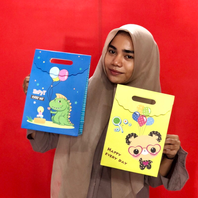 

Paper Bag Motif Karakter Import Tas kado Paper Bag bunga tas kertas baju tas ulang tahun souvenir pembungkus kado ecofootwear.id